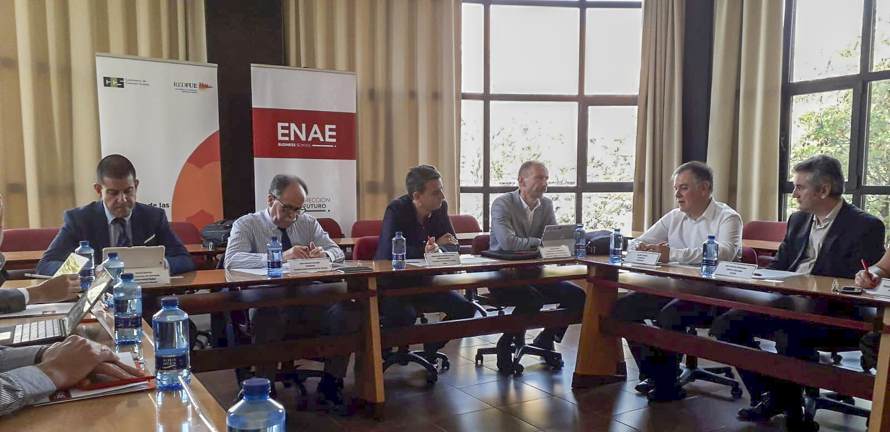 foto de la mesa de debate en ENAE